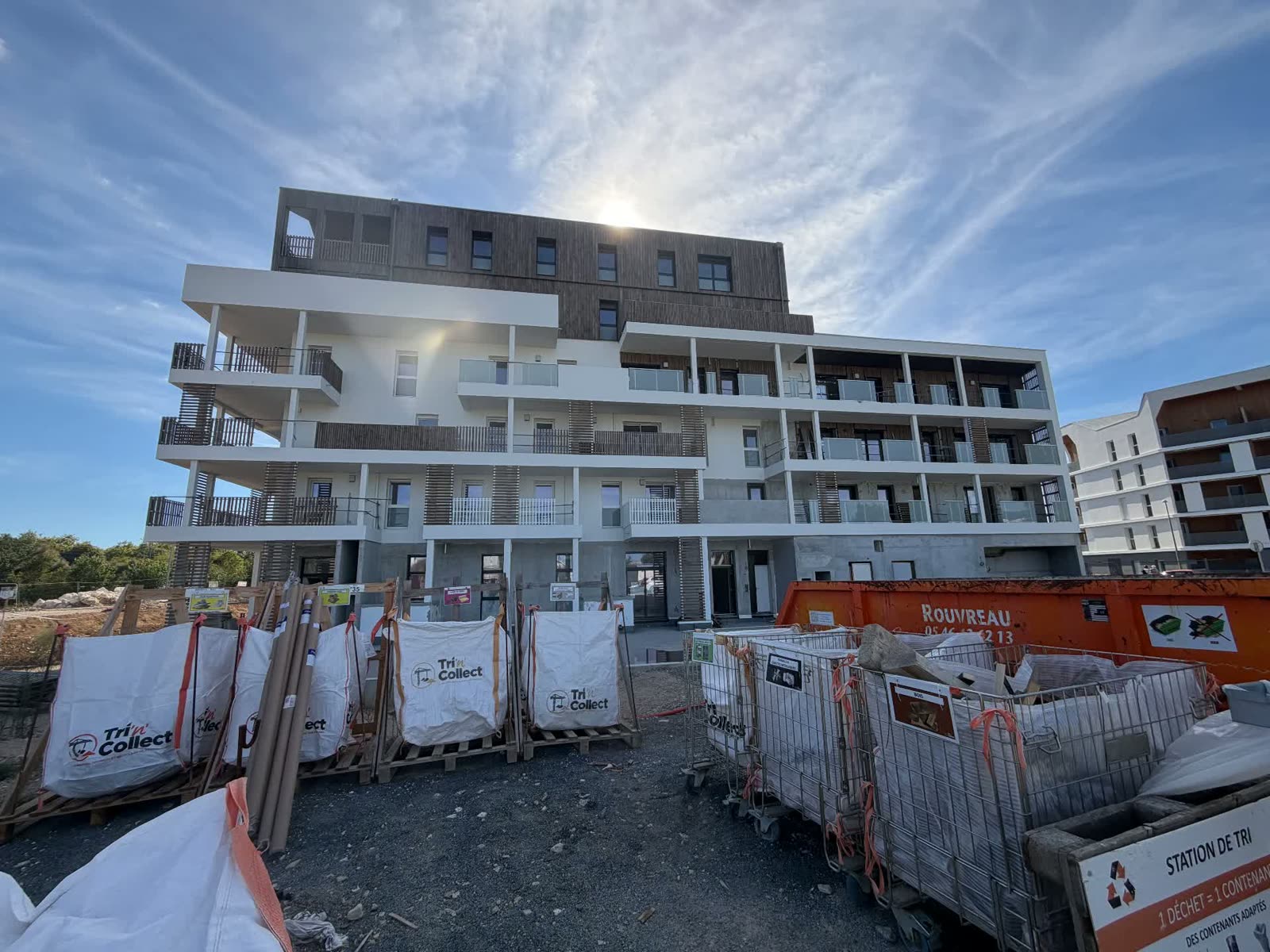 Chantier BABYLONE — La résidence vue depuis l'avenue de Périgny — finitions extérieures